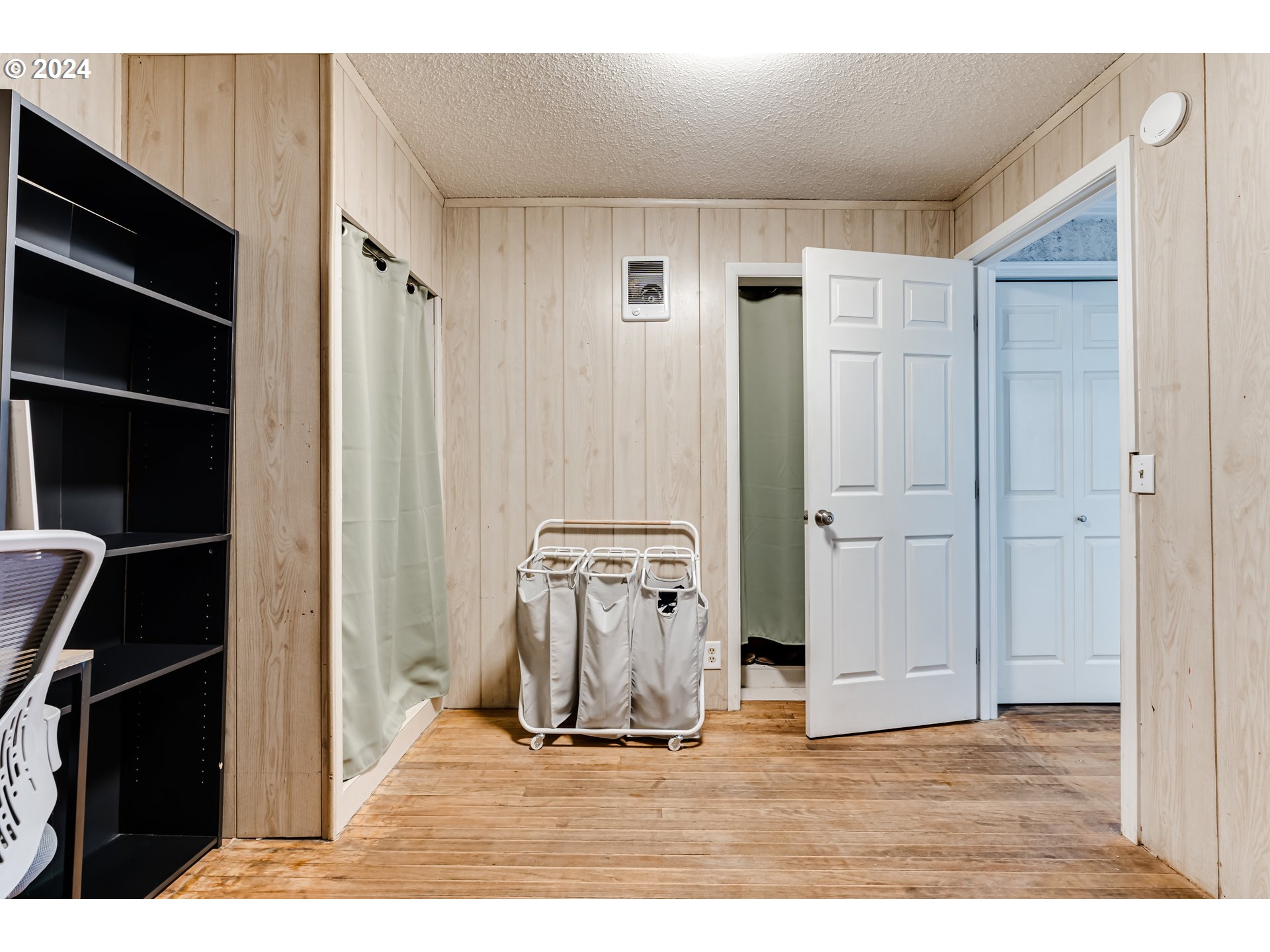 245 North 24th Street Springfield, OR 97477 - Photo 12 of 16 a view of a livingroom with an empty space