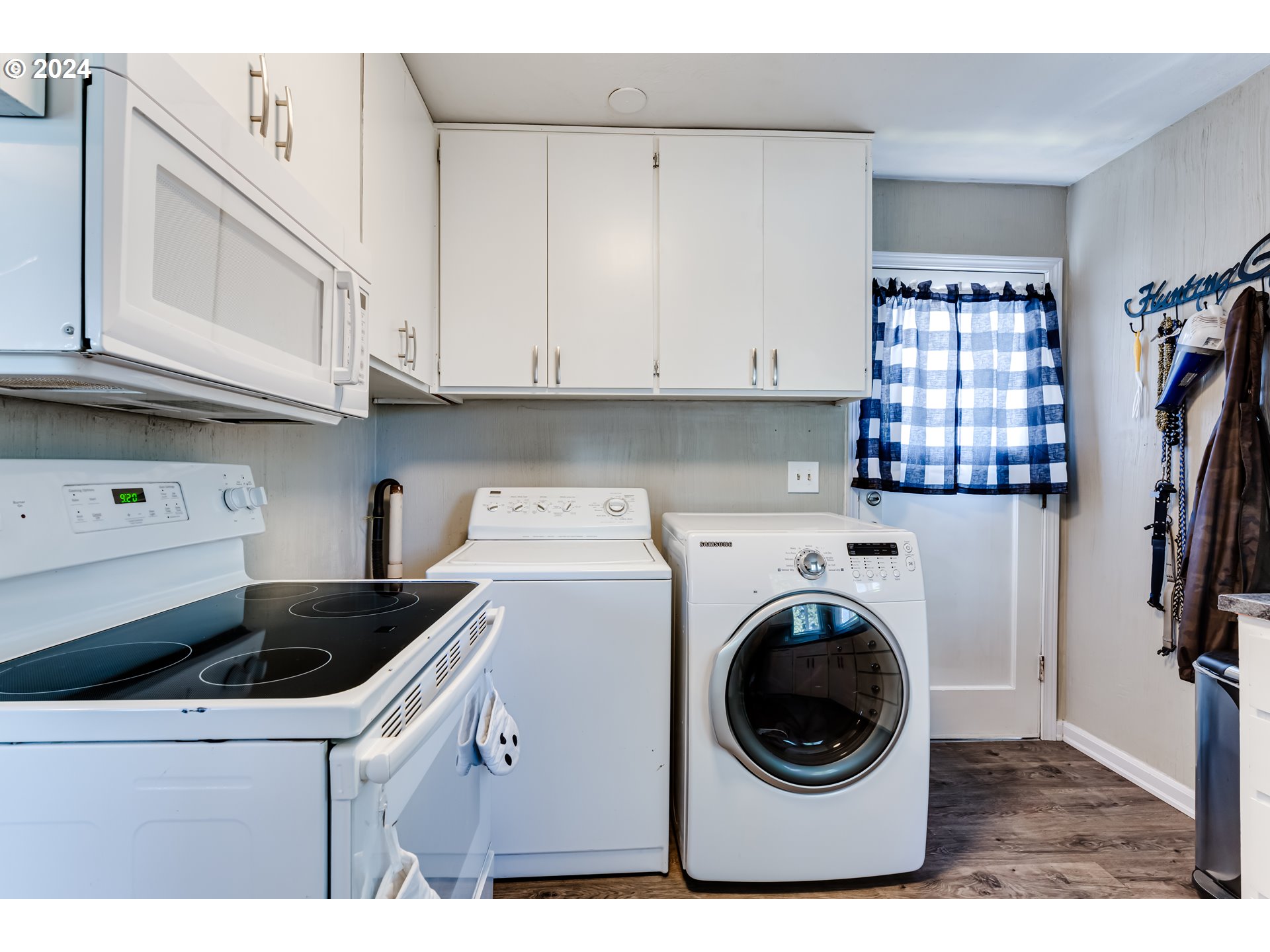 245 North 24th Street Springfield, OR 97477 - Photo 6 of 16 a utility room with dryer and washer