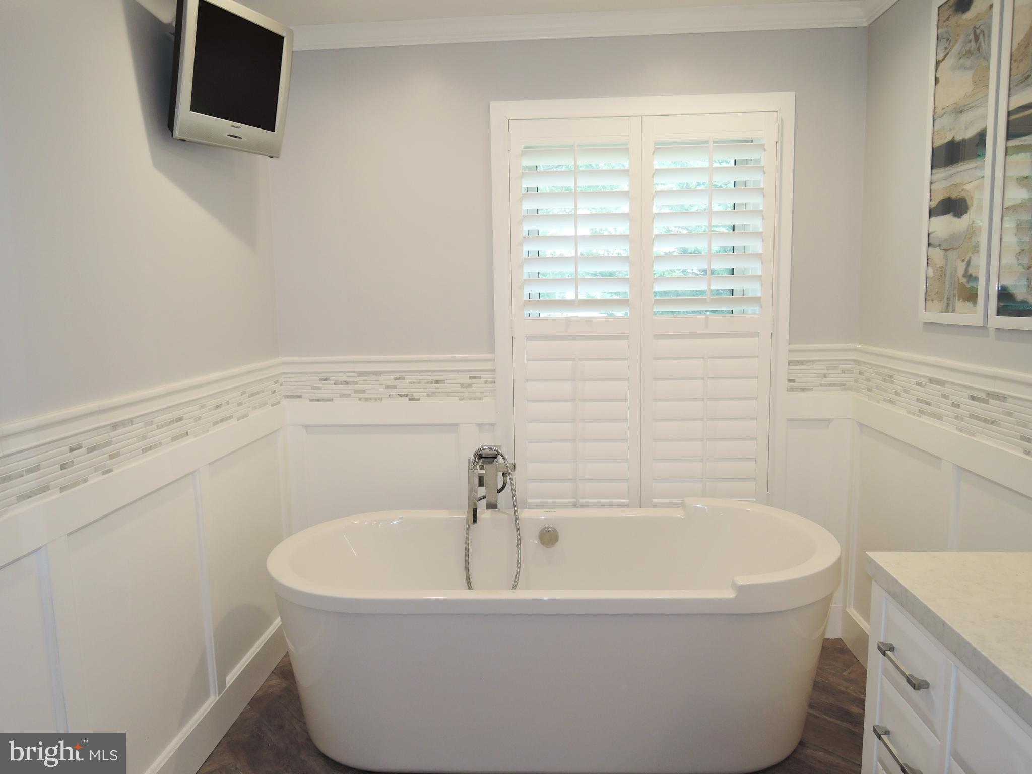 224 Compass Road Baltimore, MD 21221 - Photo 14 of 36 Relax in your gorgeous soaking tub