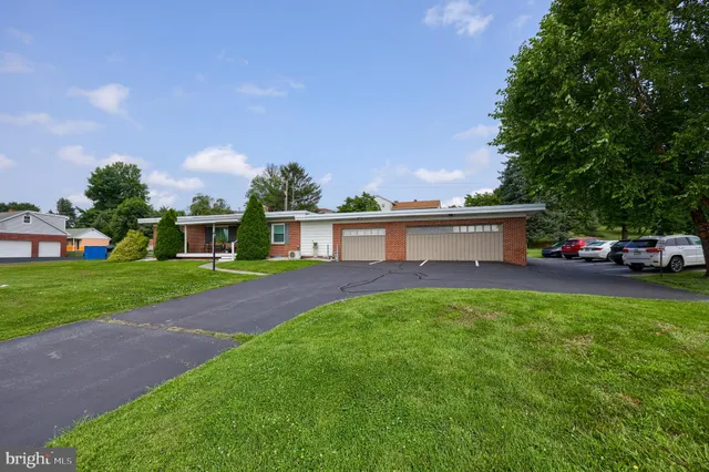 a view of a house with a yard and plants
