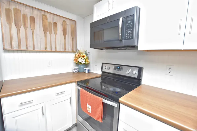 $325,000 | 11921 West Breezy Point Drive, Monticello, IN 47960