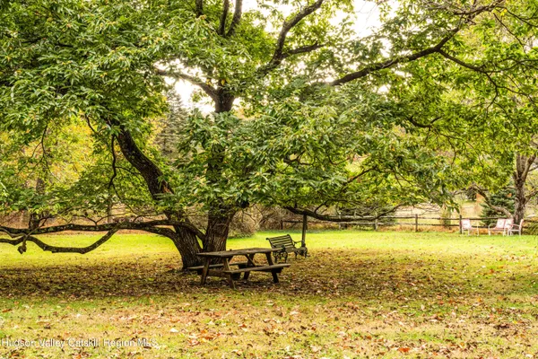 a picture of a small white building