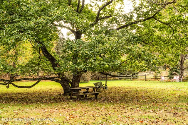 a picture of a small white building