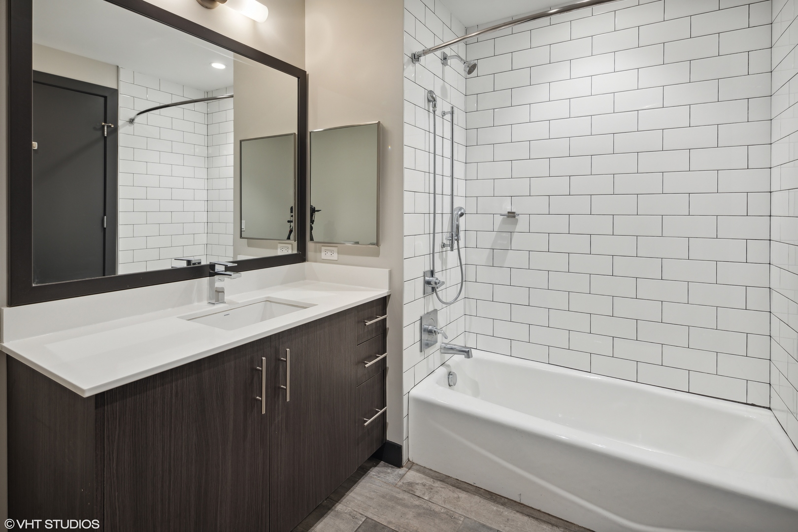 171 North Aberdeen Street, Unit 903 Chicago, IL 60607 - Photo 10 of 20 a bathroom with a bathtub and a sink