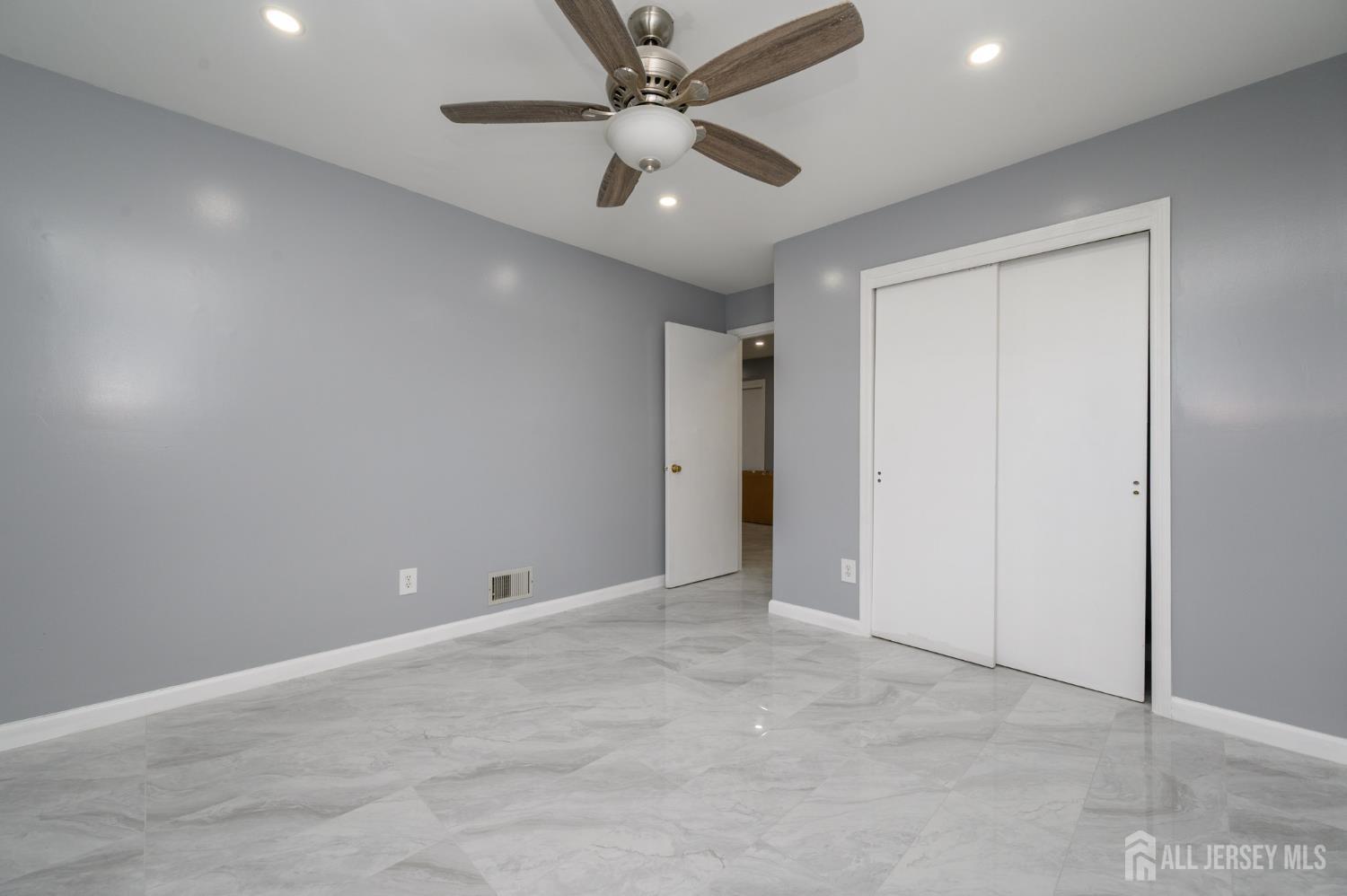 28 Powderhorn Court, Unit A Woodbridge, NJ 07095 - Photo 21 of 26 an empty room with fan and a ceiling fan