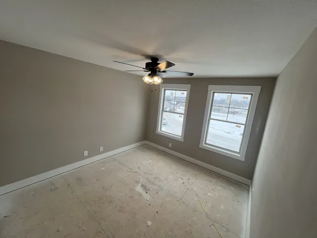 a view of a parking area