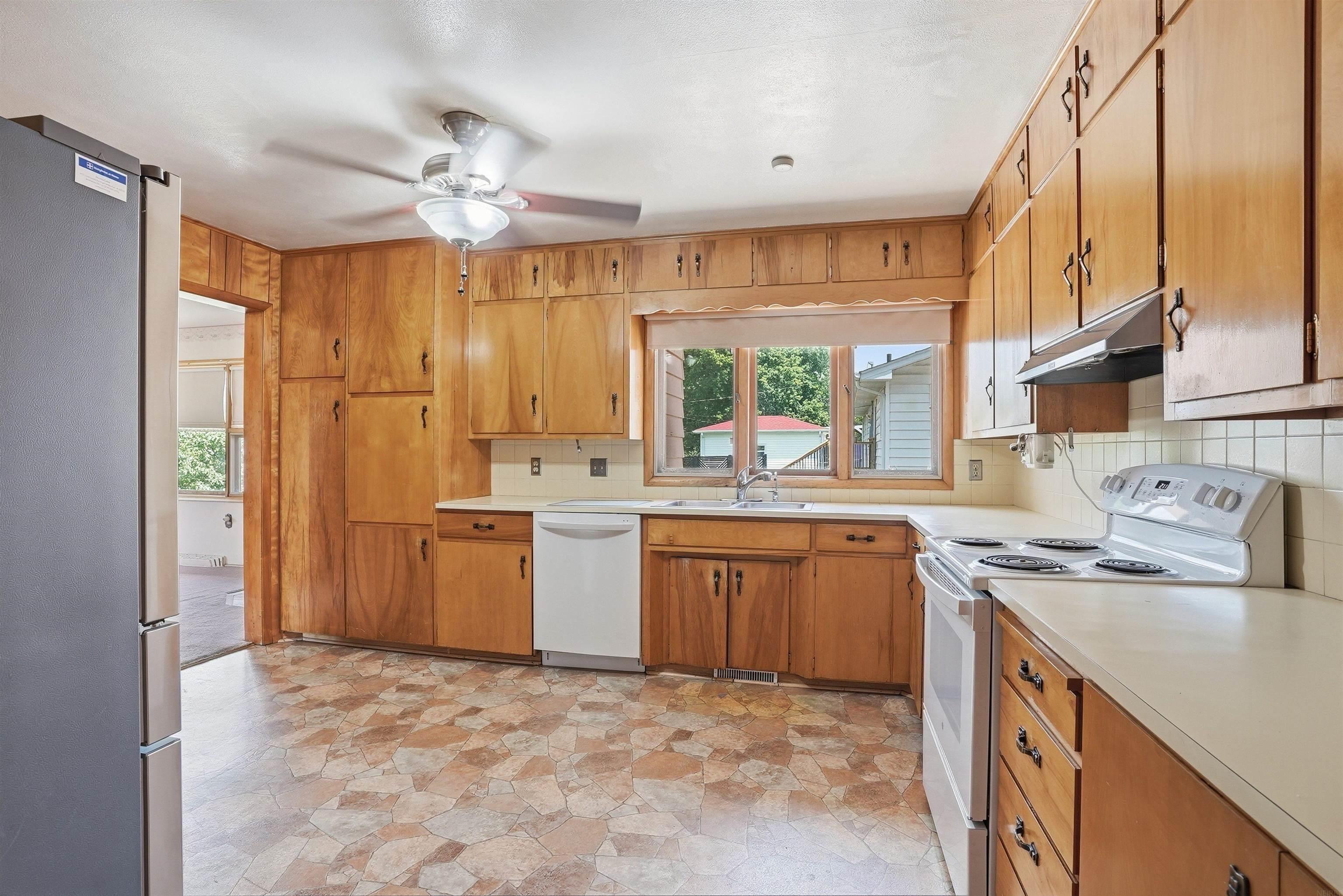 2571 Kate Street Waterloo, IA 50701 - Photo 7 of 31 Gallery Image 7