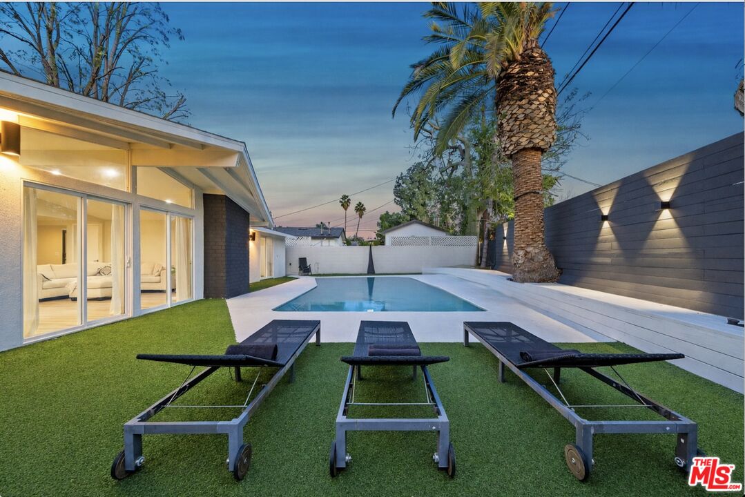 20308 Mobile Street Winnetka, CA 91306 - Photo 2 of 28