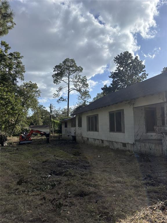 320 West Magnolia Street Fitzgerald, GA 31750 - Photo 11 of 14 a backyard of a house with lots of green space