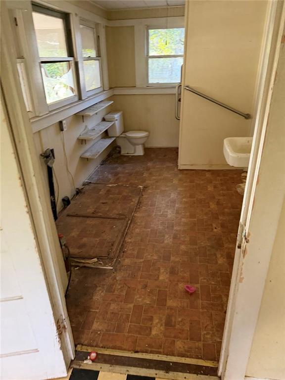 320 West Magnolia Street Fitzgerald, GA 31750 - Photo 8 of 14 a bathroom with a sink a toilet and a shower