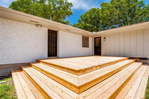 a view of a backyard