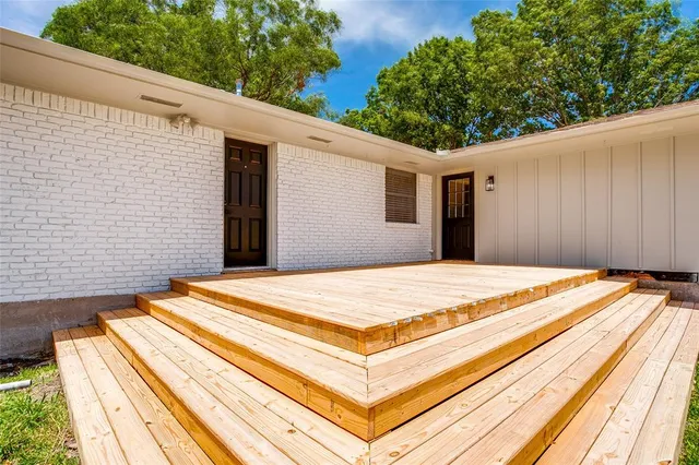 a view of a backyard