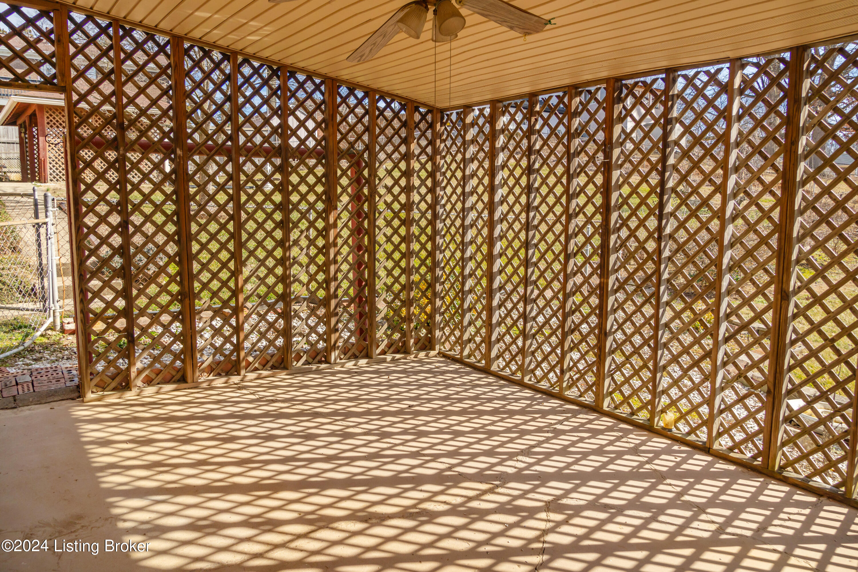 1538 Knight Road Louisville, KY 40216 - Photo 43 of 54 Exterior Covered Patio