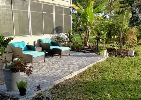 a view of yard with green space