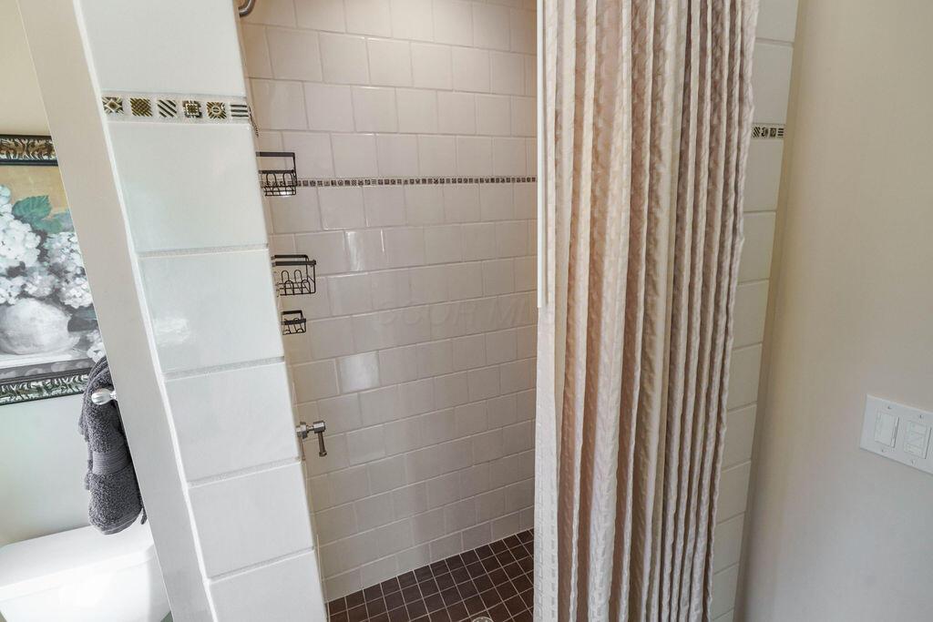 2462 Lane Road Columbus, OH 43220 - Photo 43 of 80 Full Bathroom 4
