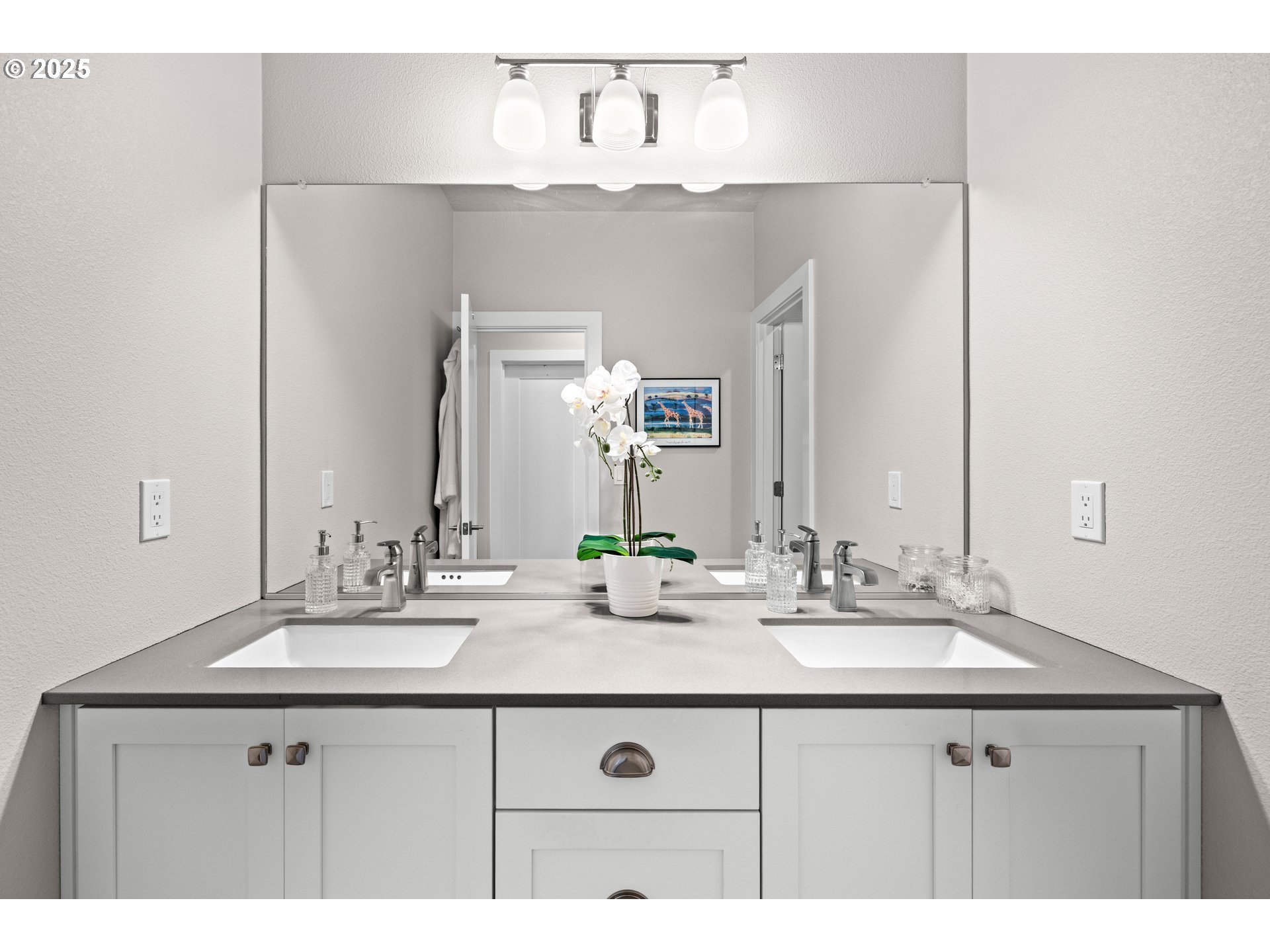 12524 Southwest 171st Terrace Beaverton, OR 97007 - Photo 24 of 40 a bathroom with double sink and a mirror