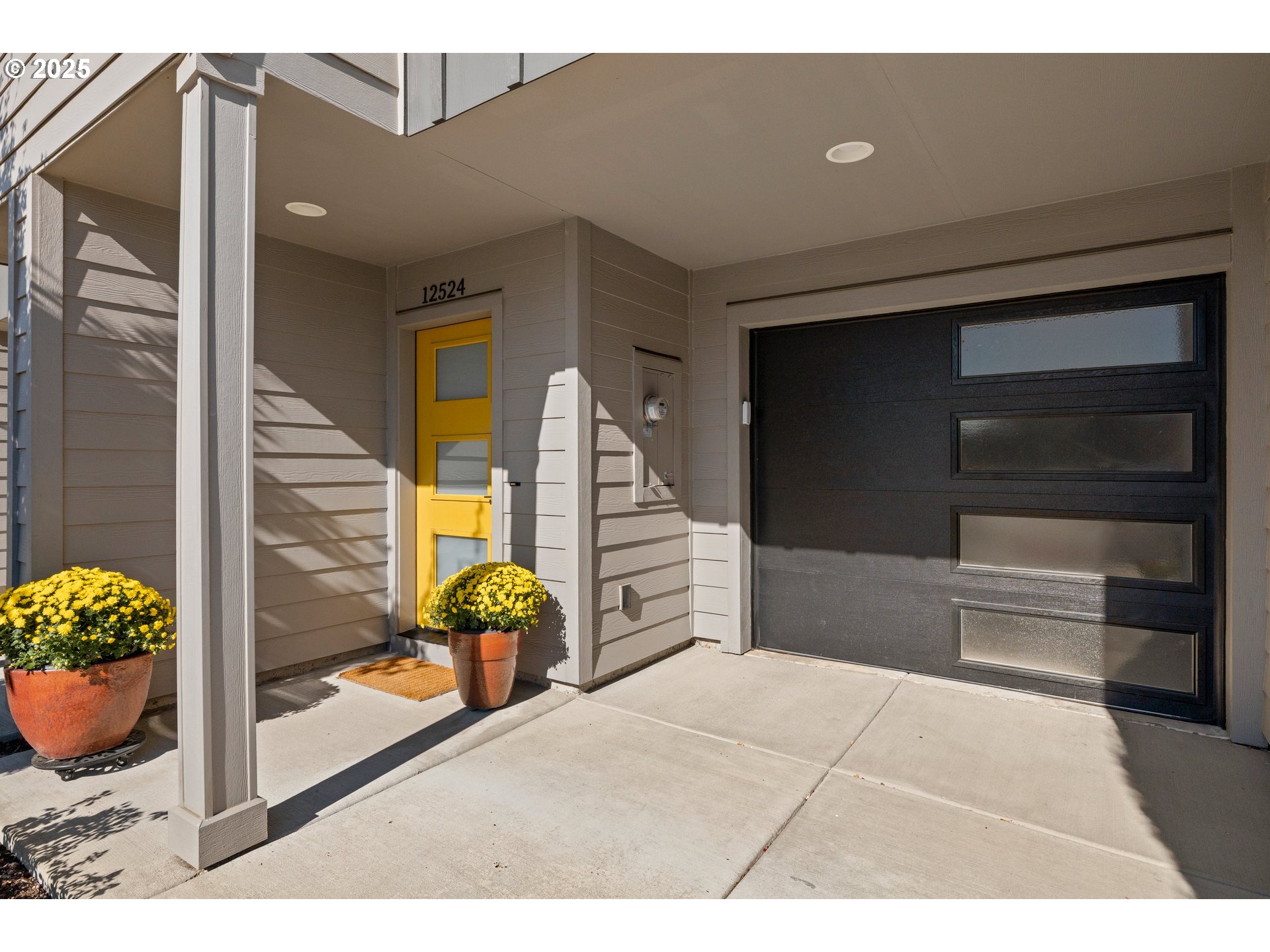 12524 Southwest 171st Terrace Beaverton, OR 97007 - Photo 4 of 40 a view of an entryway