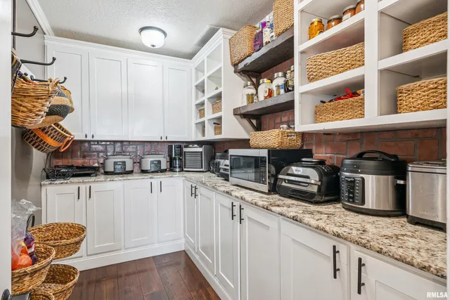 $799,000 | 1389 260th Avenue, Delmar, IA 52037