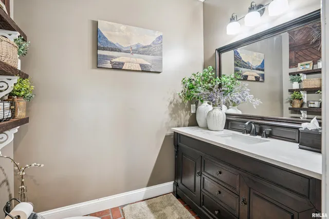 $799,000 | 1389 260th Avenue, Delmar, IA 52037