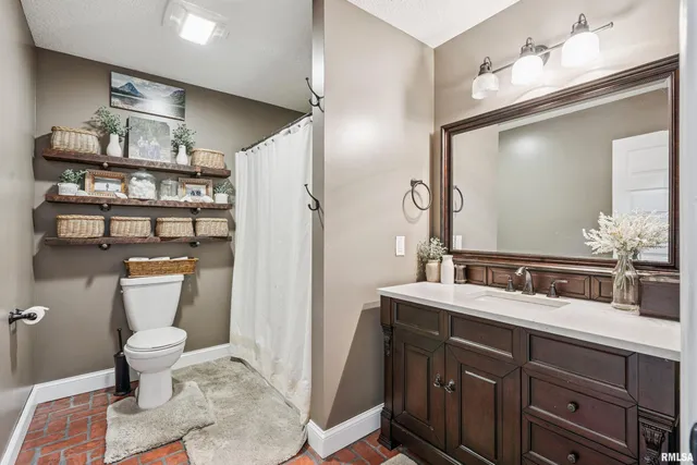 $799,000 | 1389 260th Avenue, Delmar, IA 52037