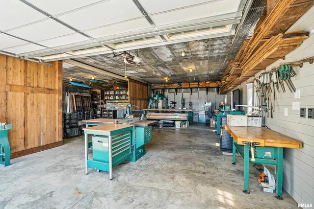 $799,000 | 1389 260th Avenue, Delmar, IA 52037