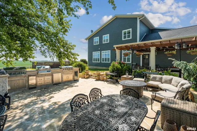 $799,000 | 1389 260th Avenue, Delmar, IA 52037