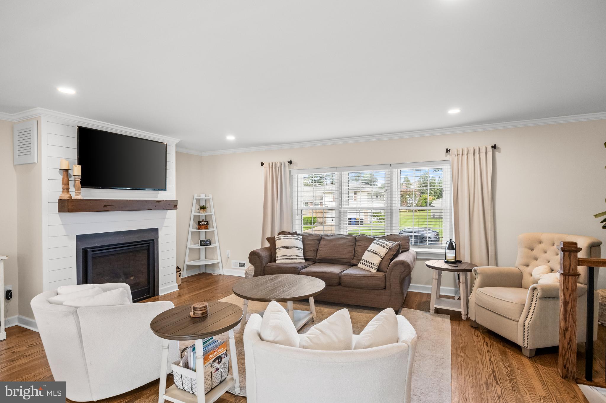 712 Hilltop Road Cinnaminson, NJ 08077 - Photo 9 of 40 Living Room