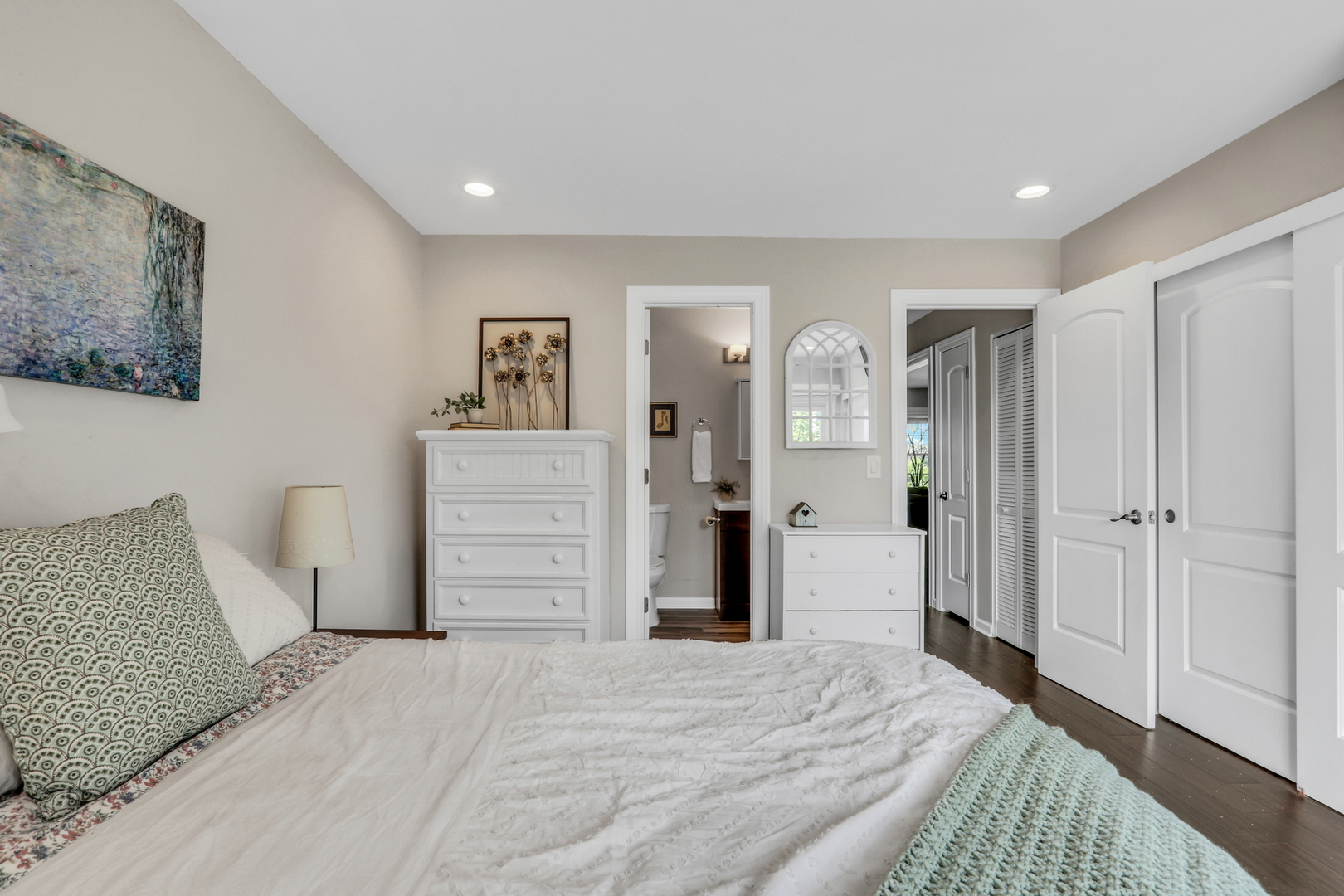 104 East Winchester Road, Unit E Libertyville, IL 60048 - Photo 15 of 23 a bedroom with a bed and a dresser