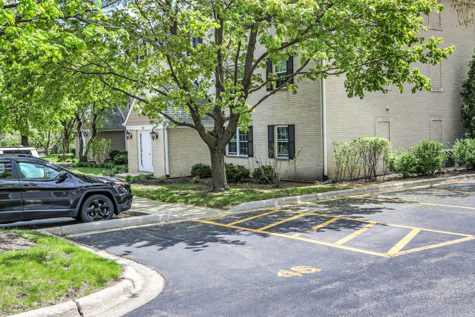 104 East Winchester Road, Unit E Libertyville, IL 60048 - Photo 19 of 23 a view of a house with a patio
