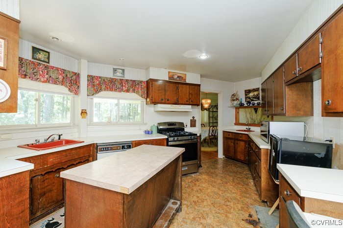 3925 Woodsdale Drive Alberta, VA 23821 - Photo 33 of 50 a kitchen that has a table and chairs in it