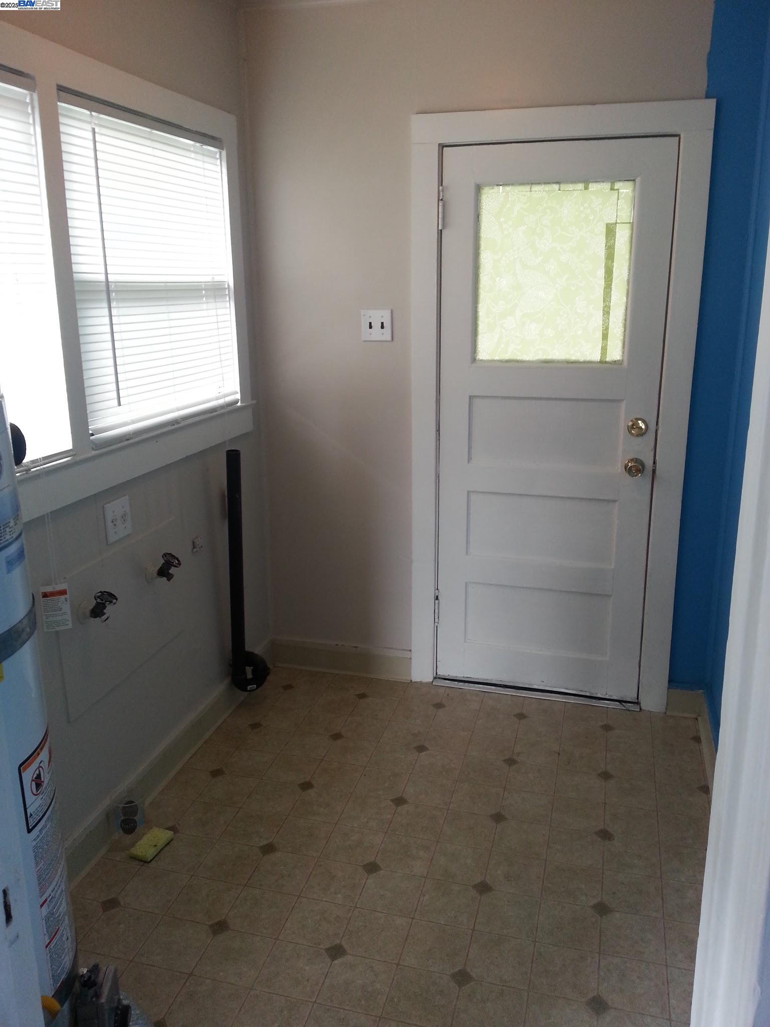 Jefferson Oakland, CA 94601 - Photo 14 of 14 an empty room with a window