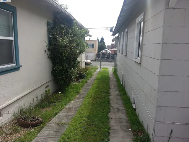 a view of a pathway with a yard