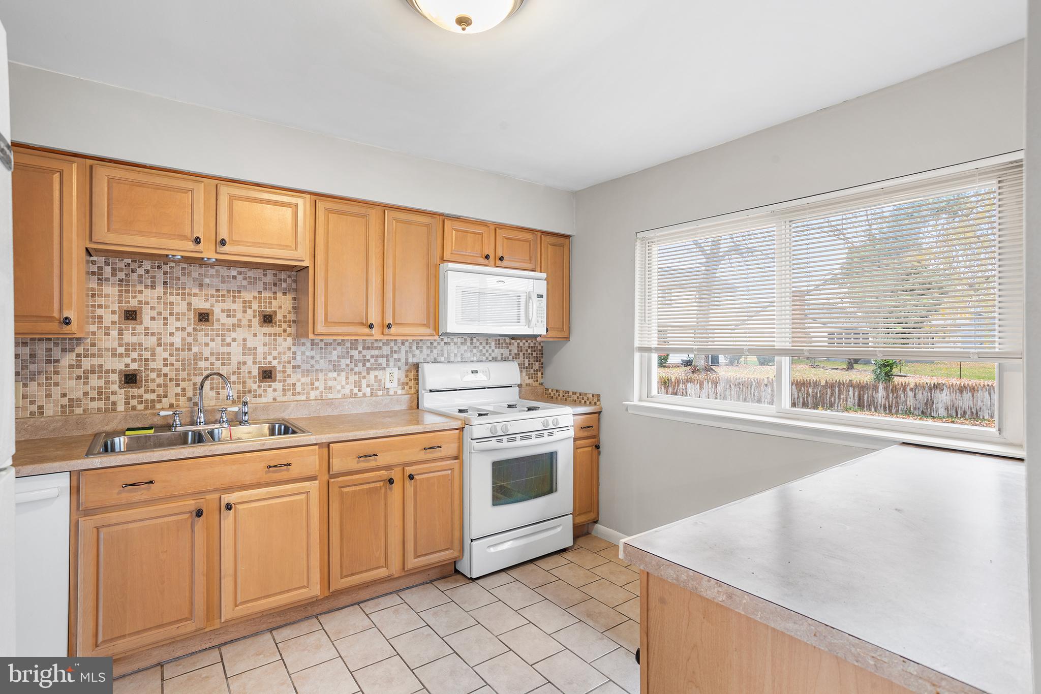 206 Colonial Road Beverly, NJ 08010 - Photo 8 of 26