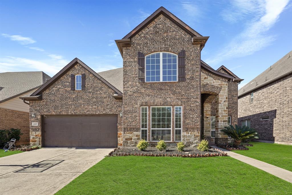 The Seth Brothers TeamWelcomes you to 4426 Rolling Field Lane! This home showcases the stunningBrick Elevation, extendeddrive way and lusciouslandscaping immediately uponarrival.