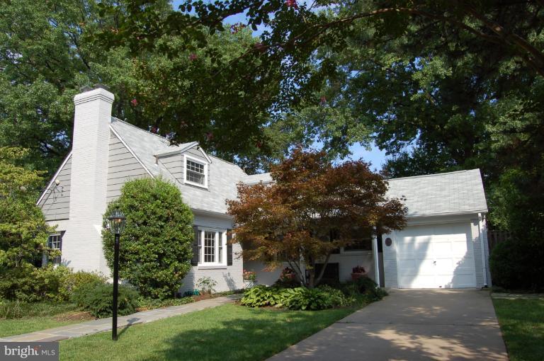 303 Cambridge Road Alexandria, VA 22314 - Photo 15 of 15 Exterior (Front)