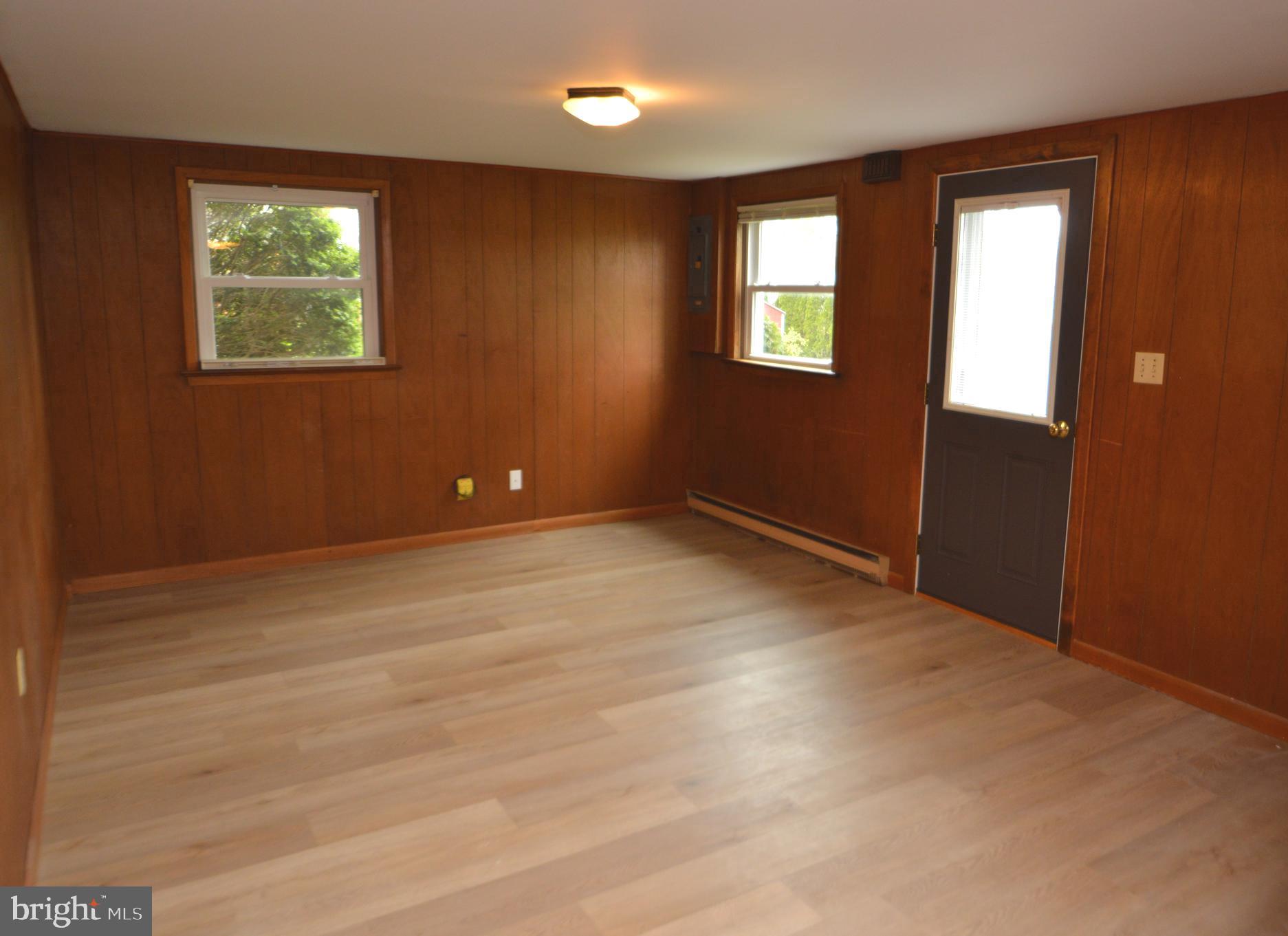 401 Lemon Street Elizabethtown, PA 17022 - Photo 25 of 39 an empty room with windows