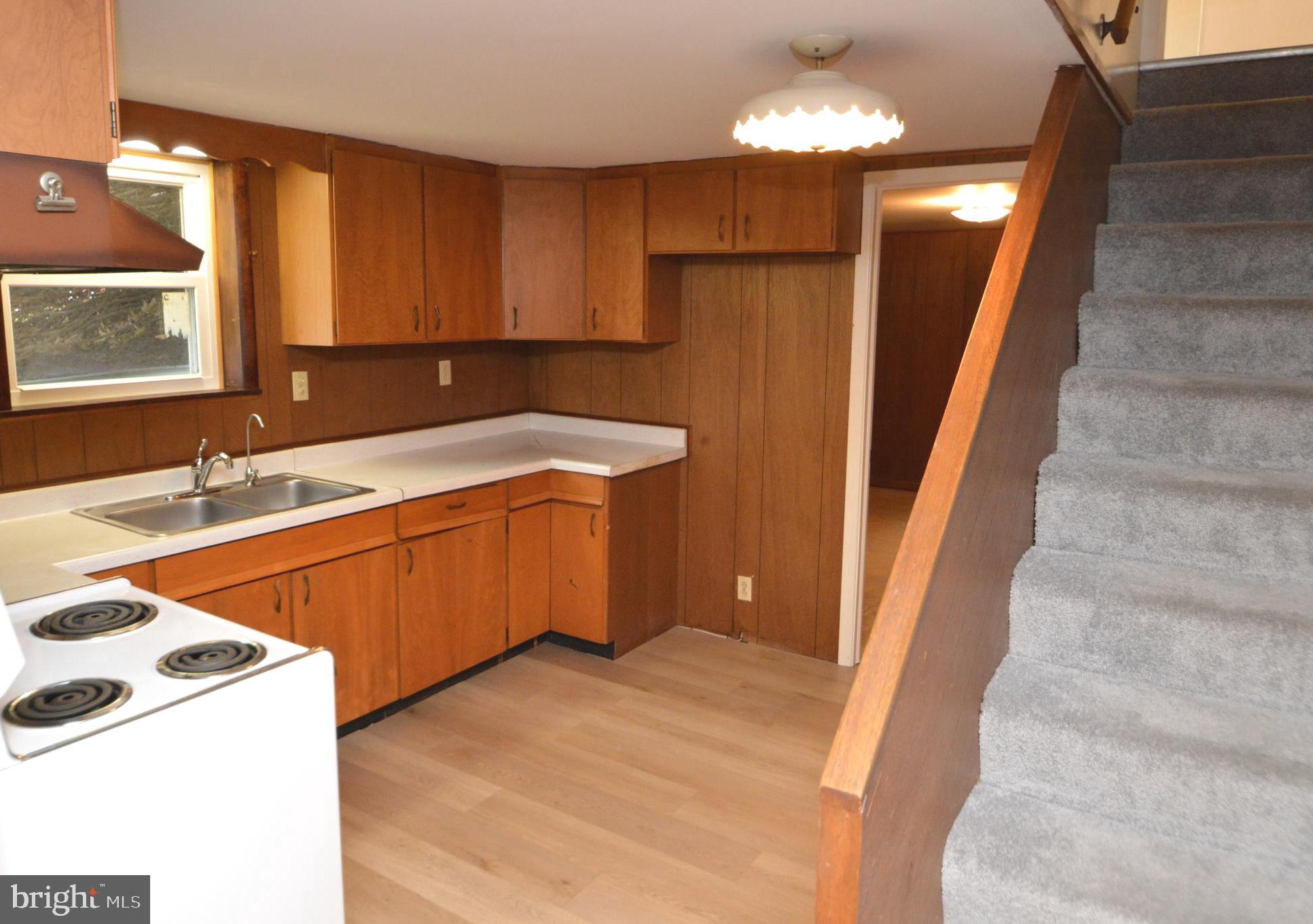 401 Lemon Street Elizabethtown, PA 17022 - Photo 27 of 39 a bathroom with a sink and a mirror