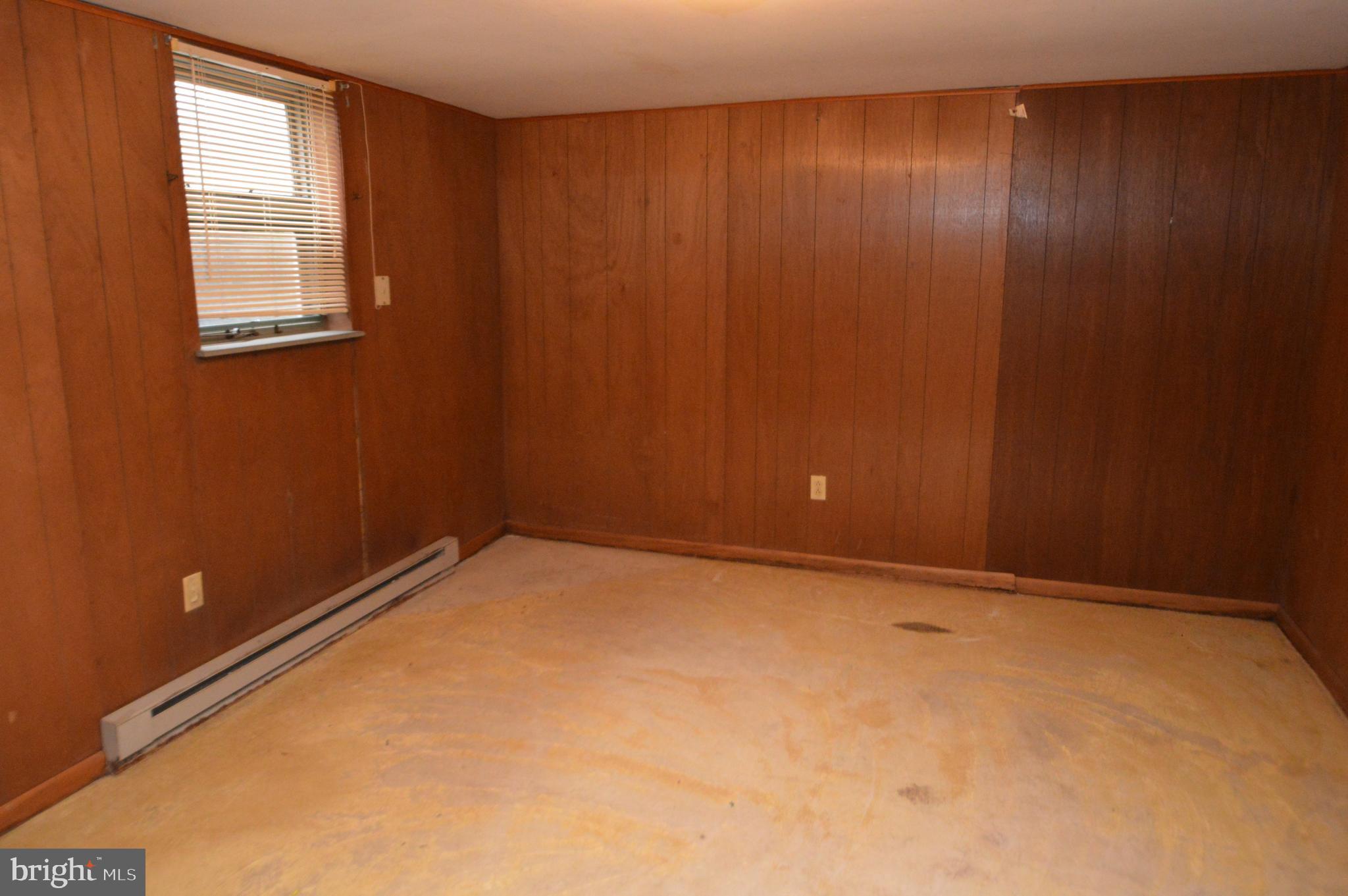 401 Lemon Street Elizabethtown, PA 17022 - Photo 31 of 39 an empty room with windows