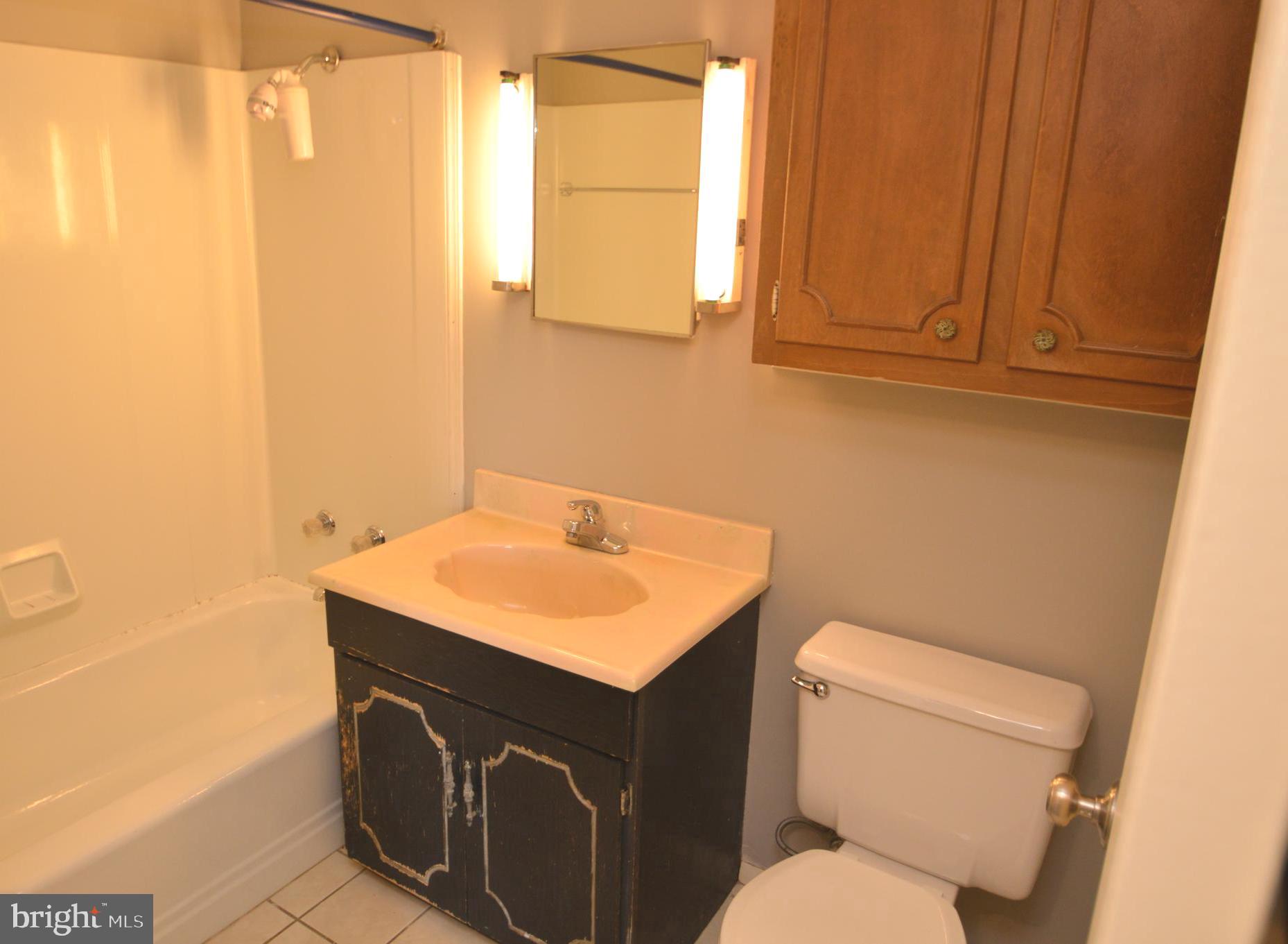 401 Lemon Street Elizabethtown, PA 17022 - Photo 32 of 39 a bathroom with a sink toilet vanity and tub