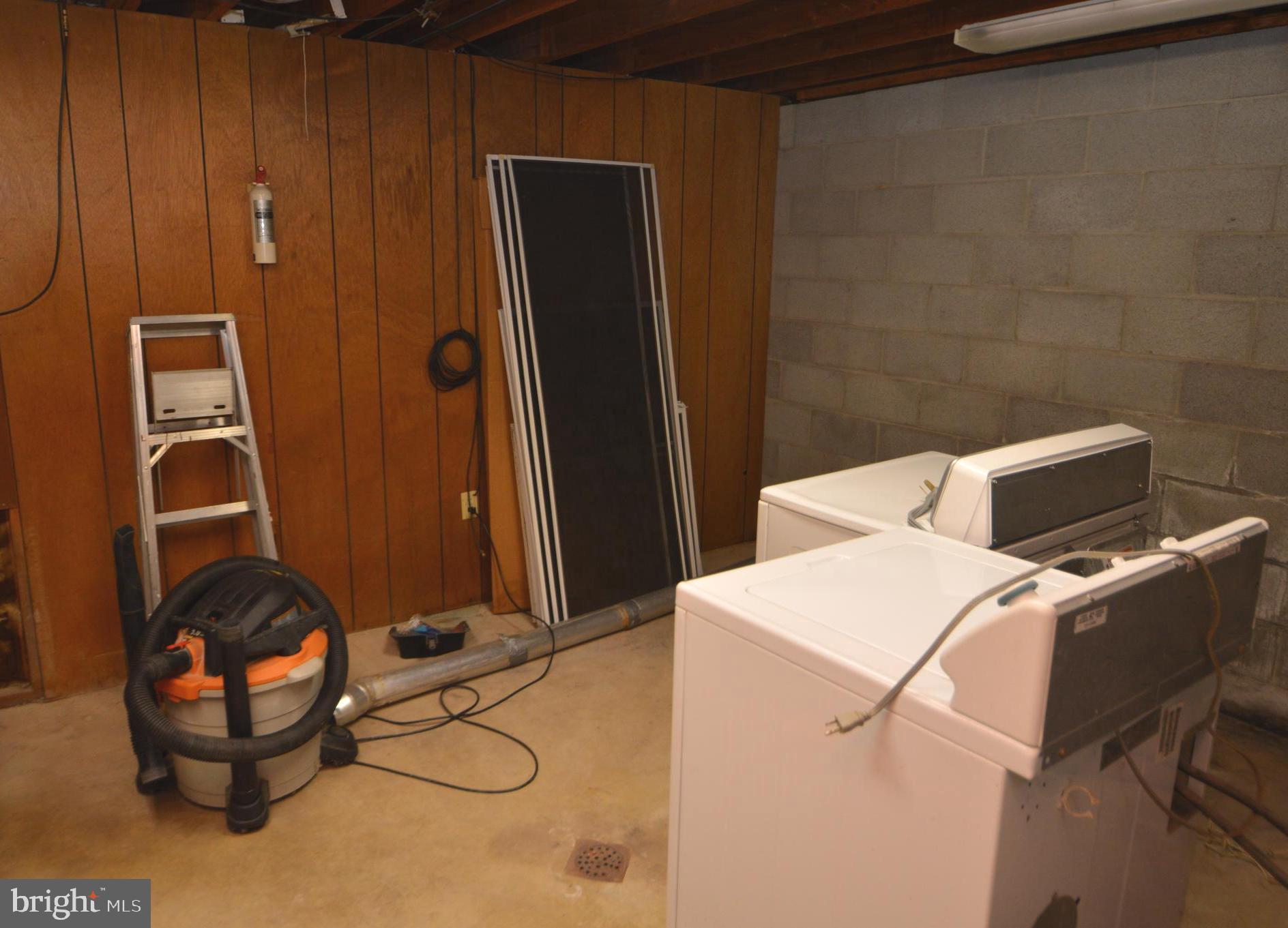 401 Lemon Street Elizabethtown, PA 17022 - Photo 33 of 39 a utility room with dryer and washer