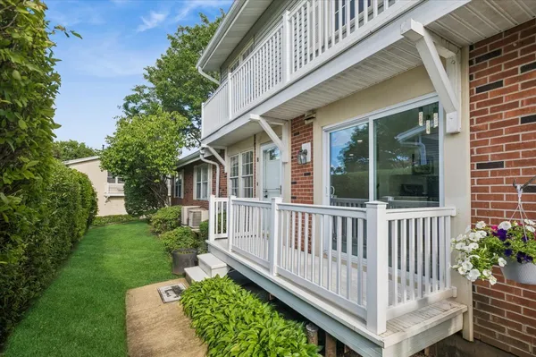 $309,500 | 185 College Drive, Unit B, Bloomingdale, IL 60108