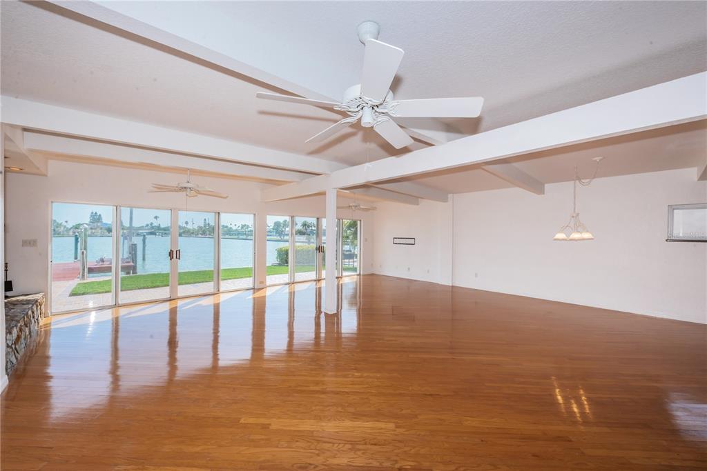 16014 4th Street East Redington Beach, FL 33708 - Photo 11 of 40 Gallery Image 11