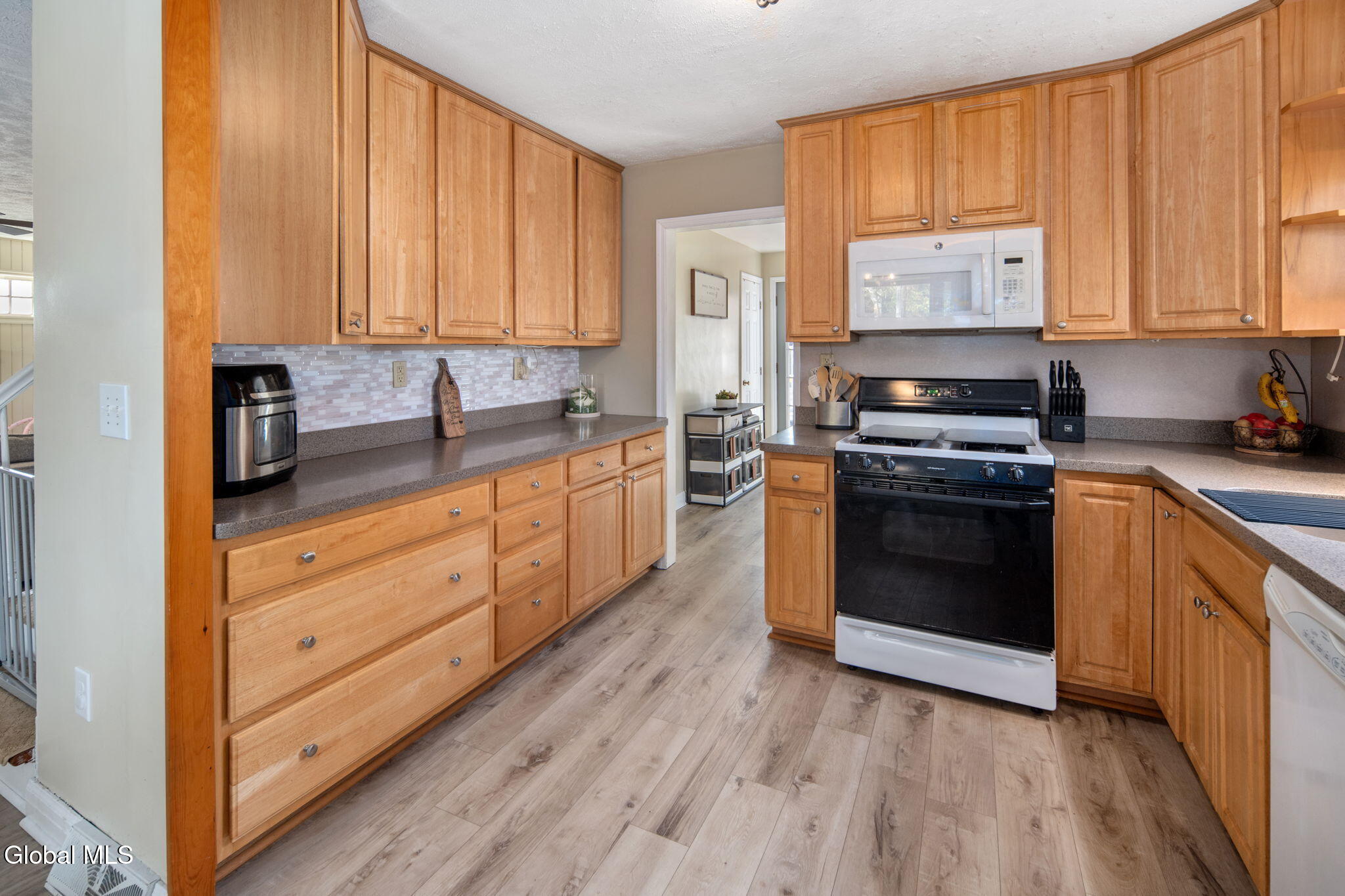 24 Valleyview Avenue Rotterdam, NY 12306 - Photo 15 of 58 13-24ValleyviewAve_13