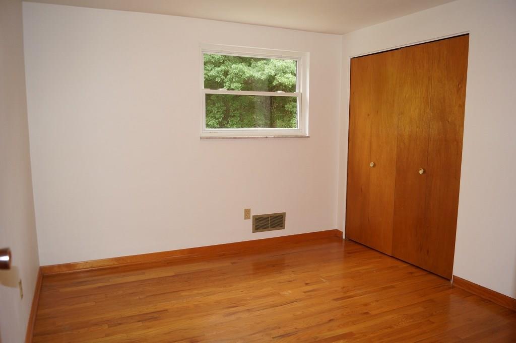 121 Kingsdale Road Pittsburgh, PA 15221 - Photo 17 of 25 Bedroom #4 is a nice size with good size closet.