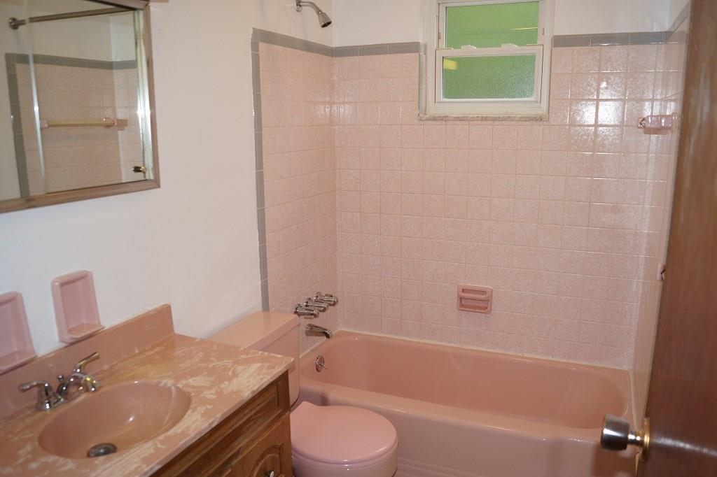 121 Kingsdale Road Pittsburgh, PA 15221 - Photo 18 of 25 Hallway bathroom upstairs.
