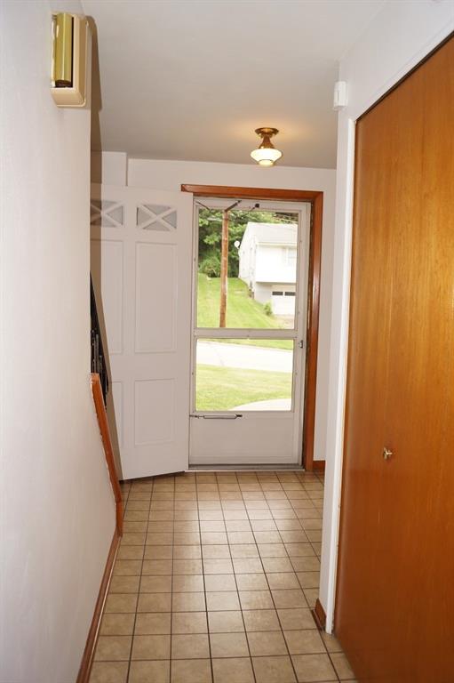 121 Kingsdale Road Pittsburgh, PA 15221 - Photo 3 of 25 Entryway to the house.