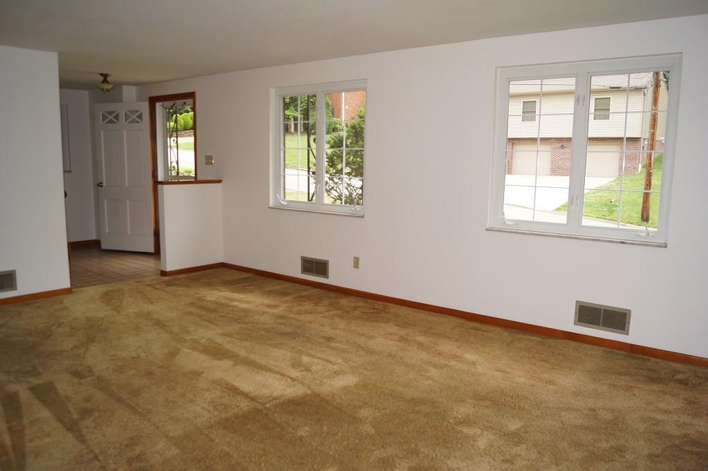 121 Kingsdale Road Pittsburgh, PA 15221 - Photo 5 of 25 Look at all the natural light coming into this large living room space.