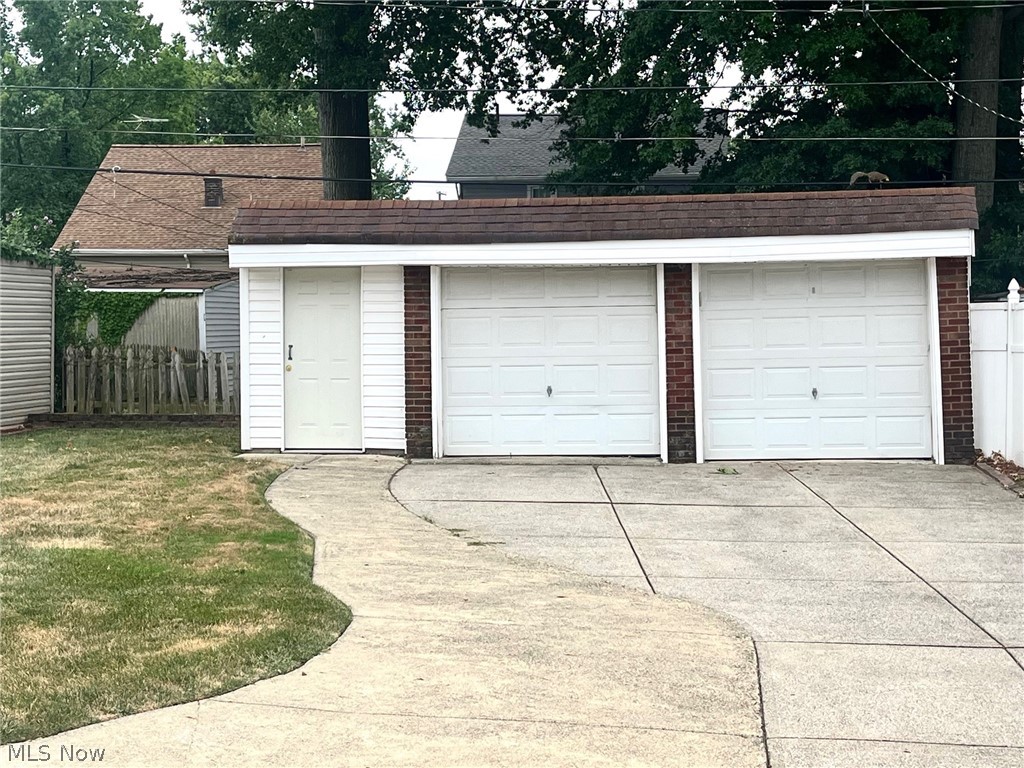 7415 Ridgefield Road Cleveland, OH 44129 - Photo 3 of 43