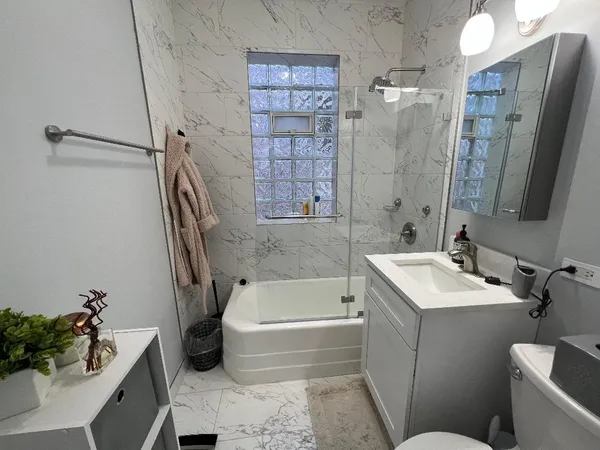 $3,800 | 3327 North Hamilton Avenue, Unit 2F, Chicago, IL 60618