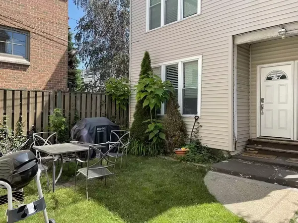 $3,800 | 3327 North Hamilton Avenue, Unit 2F, Chicago, IL 60618